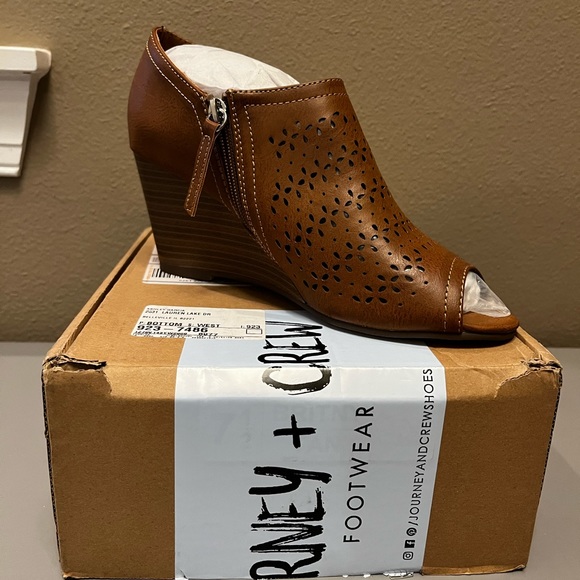 7.5 Tan Wedge - Picture 2 of 2